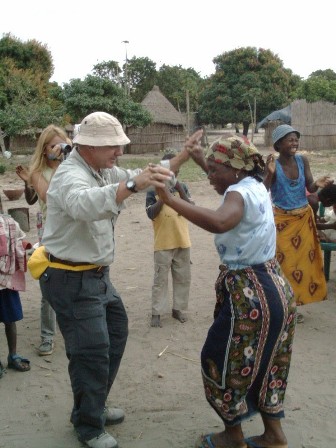 Mozambique, 2003. Bailando en Cumbene